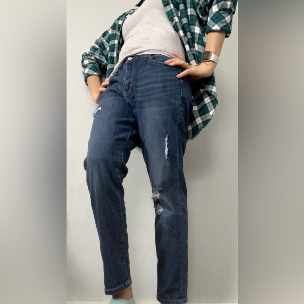 Vervet Boyfriend Fit Dark Wash Distressed Jeans, Size 29